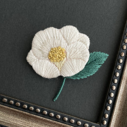 受注制作］椿の刺繍ブローチ＊白 ブローチ capriccio 通販 10945895