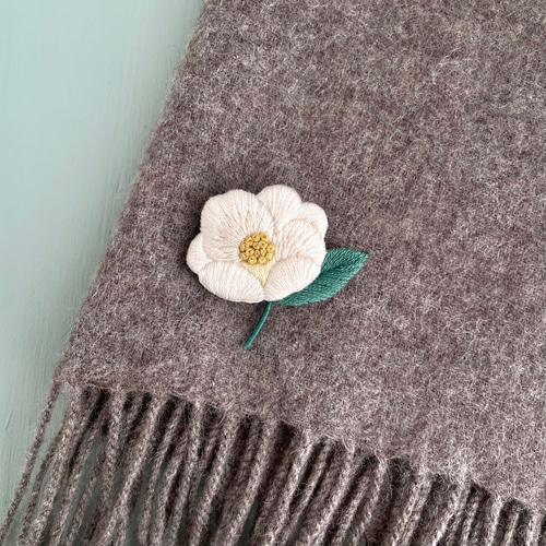 受注制作］椿の刺繍ブローチ＊白 ブローチ capriccio 通販 10945895