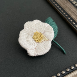 ［受注制作］椿の刺繍ブローチ＊白 2枚目の画像