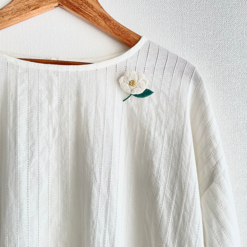受注制作］椿の刺繍ブローチ＊白 ブローチ capriccio 通販 10945895