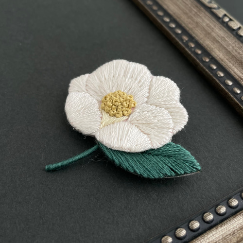 受注制作］椿の刺繍ブローチ＊白 ブローチ capriccio 通販 10945895