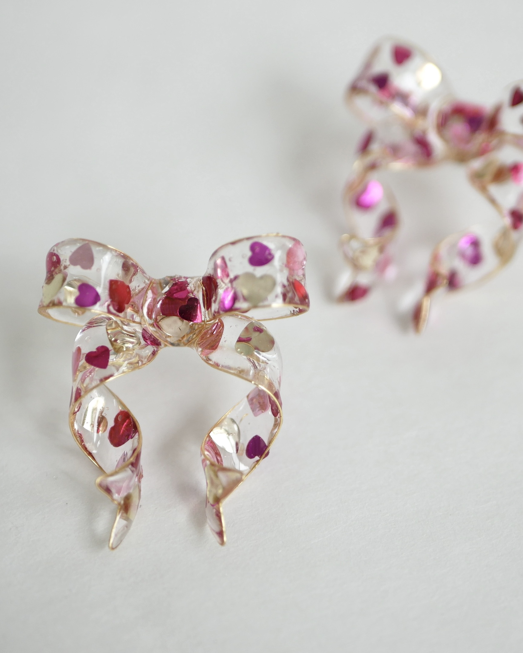 Ｌリボン　クリアハート（ピンク）　ピアス＆イヤリング キラキラ　華やか　デートやお出かけに　フェスにも　推し色　推し活に