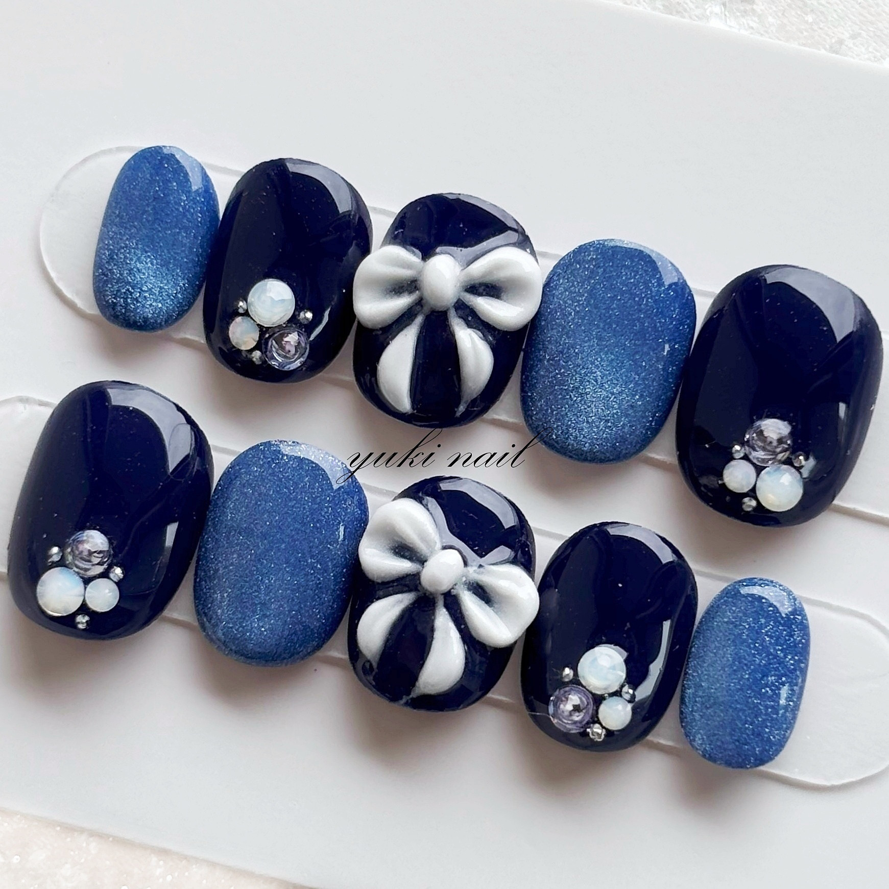 ネイビーのリボンとマグネットネイル ネイルチップ（つけ爪