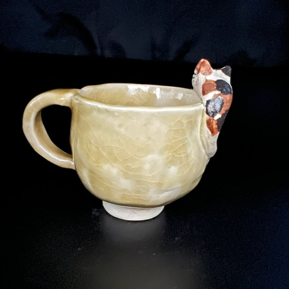 【プレゼントに猫陶器】すねこすりがハートになってる黄色のフリーカップ（ノーマルハンドルver） 妖怪陶器 5枚目の画像
