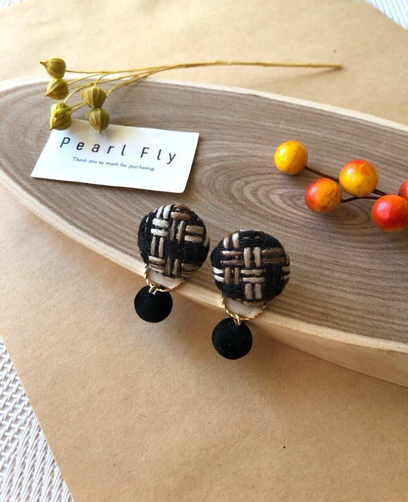 ブラック×フロッキー＊サージカルステンレスピアス　樹脂/チタン/k14gf/イヤリング/黒 3枚目の画像