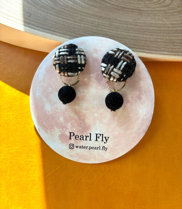 ブラック×フロッキー＊サージカルステンレスピアス　樹脂/チタン/k14gf/イヤリング/黒 2枚目の画像