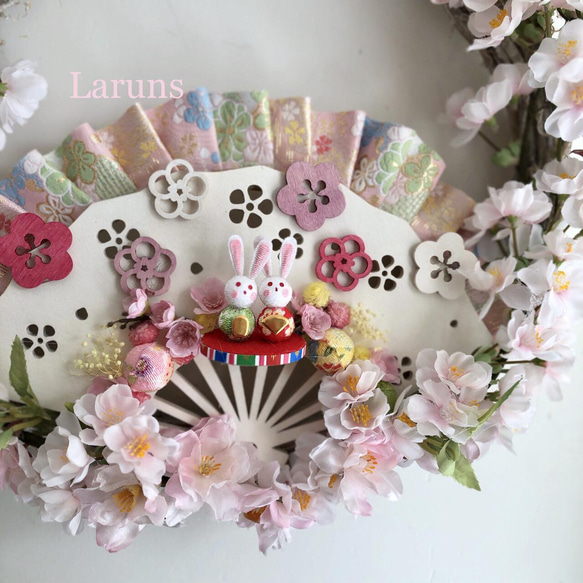 ひなまつり、桜のピンクリース　春色新作2022　 ウサギ雛と扇の飾り　春のリース大32センチ直径 7枚目の画像
