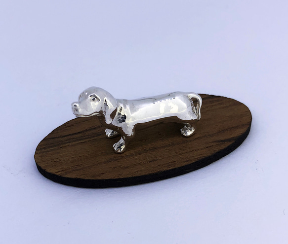 【ミニチュアダックスフンド】シルバー1000犬の小さな置物　MiniatureDachshund　純銀プチオブジェ 愛犬 1枚目の画像