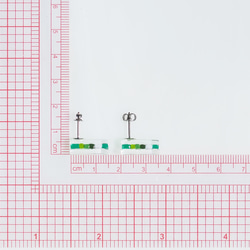 香るガラス『かおる【エメラルド】』 チタンピアス/イヤリング【金具選べます】【受注制作】≪送料無料≫ 2枚目の画像