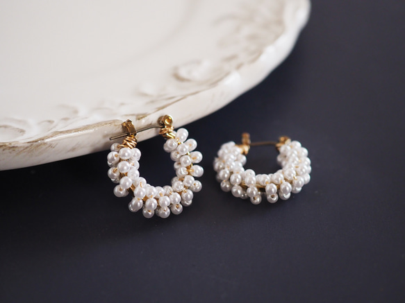 小戒指和棉質珍珠耳環 第7張的照片