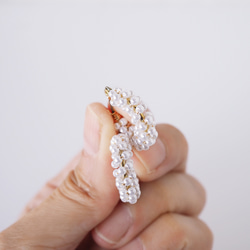 小戒指和棉質珍珠耳環 第6張的照片