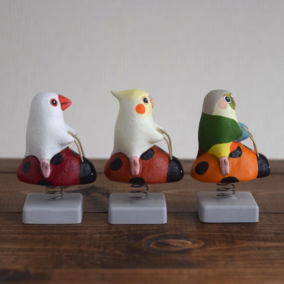 Birds on a ladybird spring rider 第11張的照片