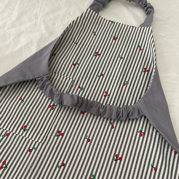 キッズエプロン＆三角巾100-140cm　チェリーストライプ　リバーシブル　エプロンセット子供エプロン 給食エプロン 3枚目の画像