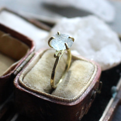 ３月誕生石　自信と勇気　アクアマリン原石の天然石真鍮ゴールドリング　フリーサイズ　指輪 4枚目の画像