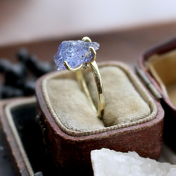 【一点物】12月誕生石　成功　タンザナイト原石結晶の天然石真鍮ゴールドリング　フリーサイズ　指輪 3枚目の画像