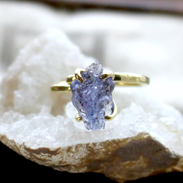 【一点物】12月誕生石　成功　タンザナイト原石結晶の天然石真鍮ゴールドリング　フリーサイズ　指輪 2枚目の画像