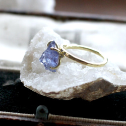 【一点物】12月誕生石　成功　タンザナイト原石結晶の天然石真鍮ゴールドリング　フリーサイズ　指輪 5枚目の画像