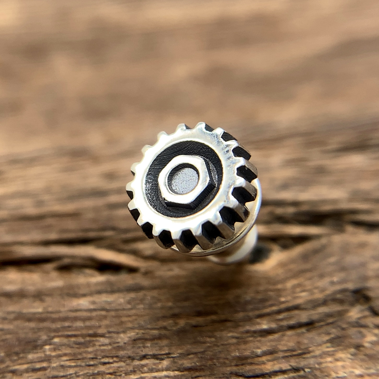 歯車のメンズピアス（片耳用）PE71