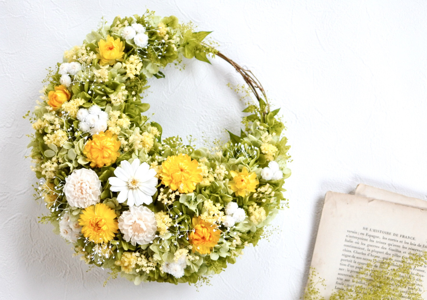 ふんわりイエローの三日月リース25㎝　プリザーブドフラワー　グリーン　ミモザ