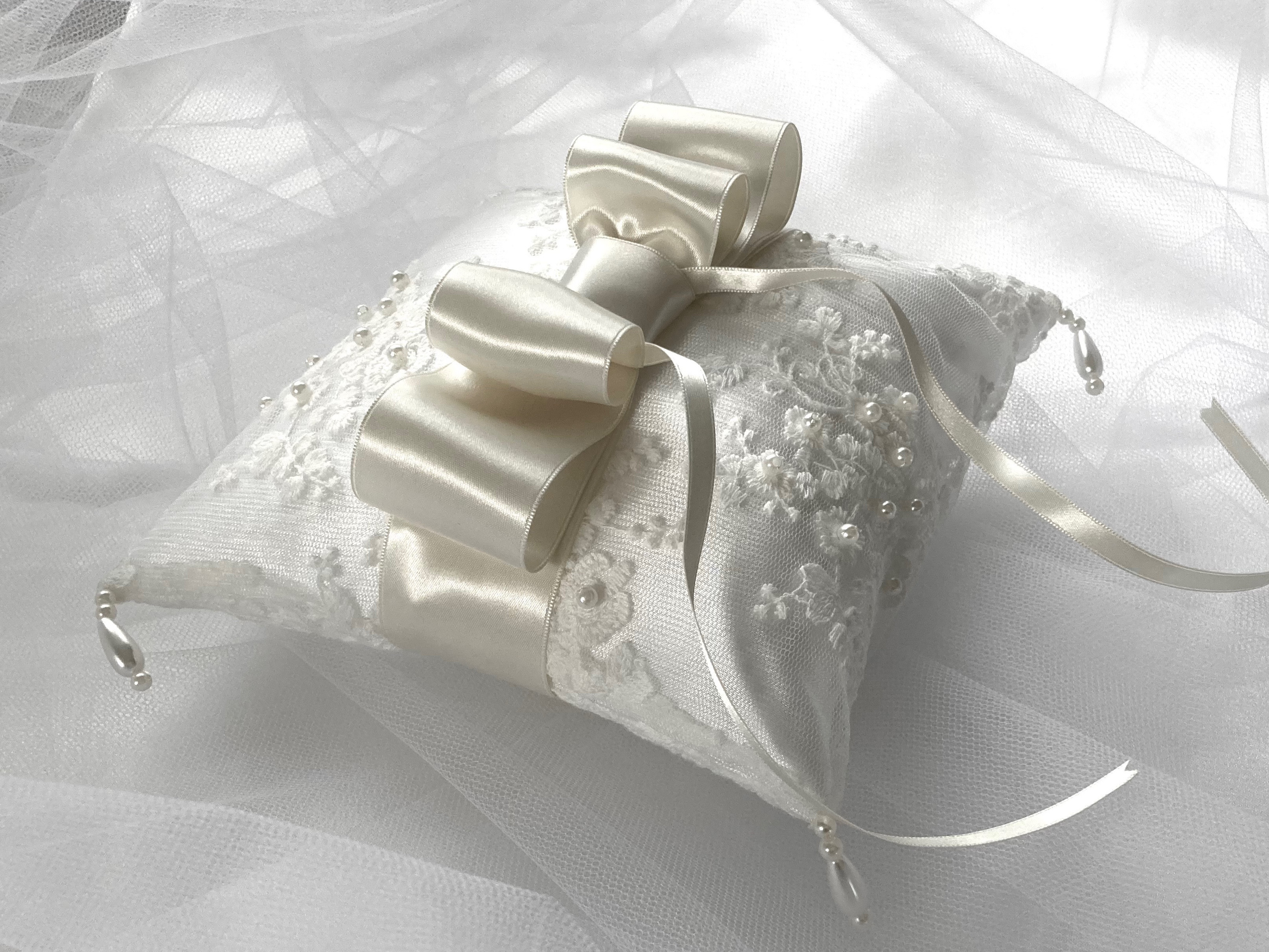 小花のチュールレース/ティアドロップ型のパールビーズ／両面サテンの幅広リボン結んだリングピロー