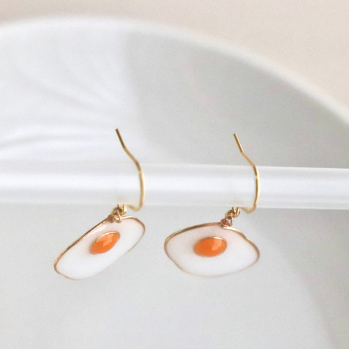 オーダーページ❀即購入❌コメント必須❀くま目玉焼きトーストピアスorイヤリング オーダーページ❀即購入❌コメント必須❀くま目玉焼きトースト