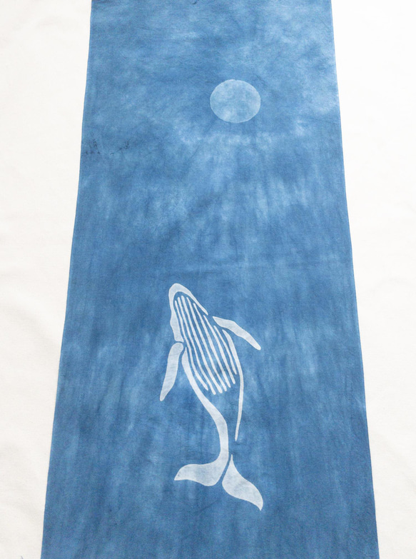 送料無料　藍染手ぬぐい 闇夜を泳ぐクジラ3 絞り染め 月 2枚目の画像