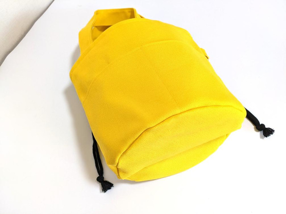 バナナイエロー帆布バケツ型トートバッグ・ポケット・巾着付き 4枚目の画像