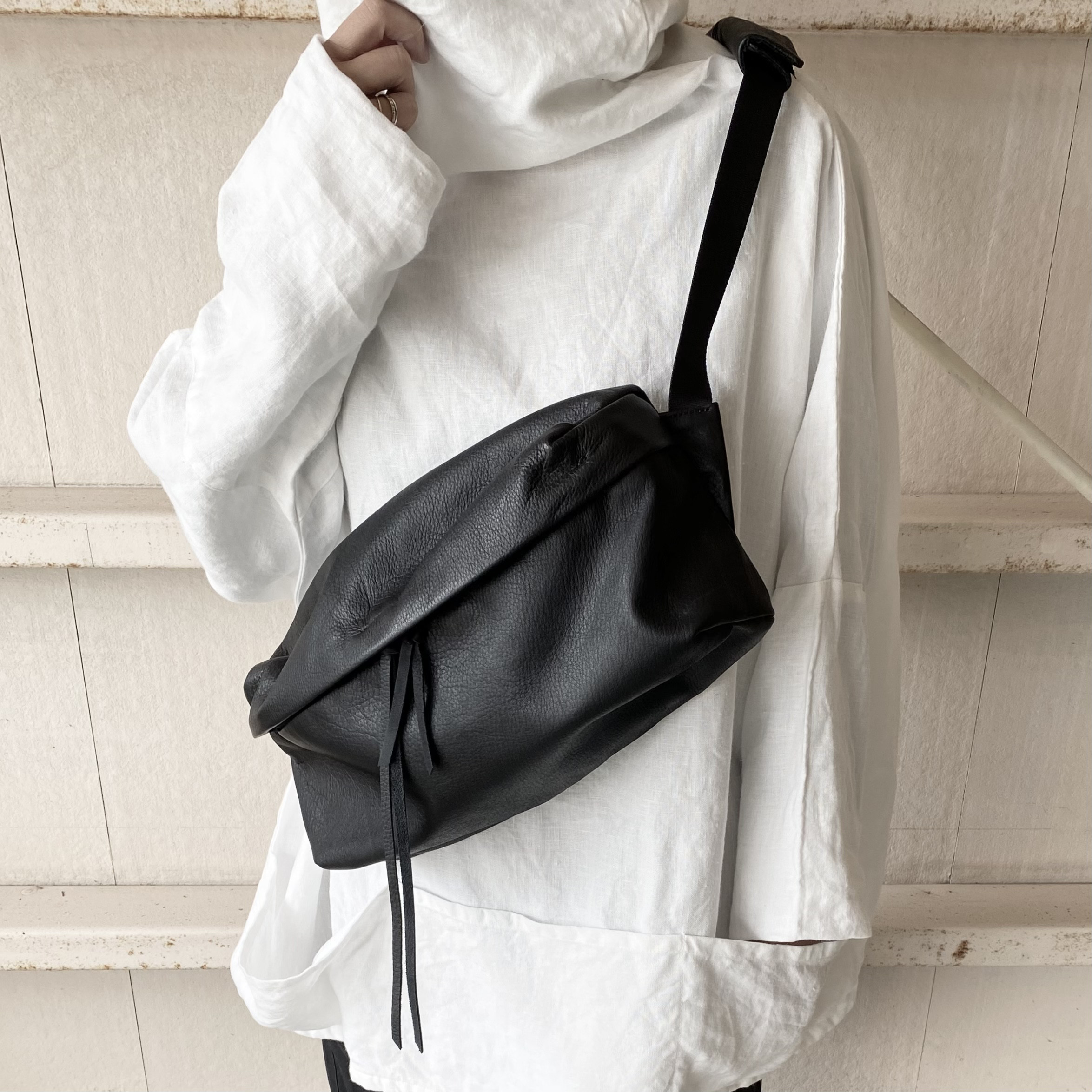 引き手の色が選べるとっても柔らかいレザーのzipbag　L