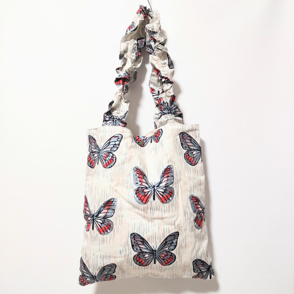 蝶柄の持ち手シュシュトートバッグ（アイボリー/シルバー） 2枚目の画像