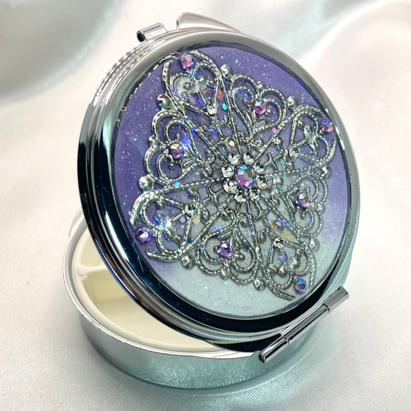透かしパーツの鏡付きピルケースCROSS lavender 8枚目の画像