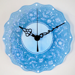 電波時計変更可♪【オーダー制作】レースの様に繊細なお花模様のフリル時計（M）ブルー　ガラス 1枚目の画像
