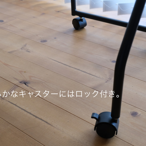 世界にひとつしかない、 車輪付きホワイト木製テーブル 世界にひとつしかない、 車輪付きホワイト木製テーブル