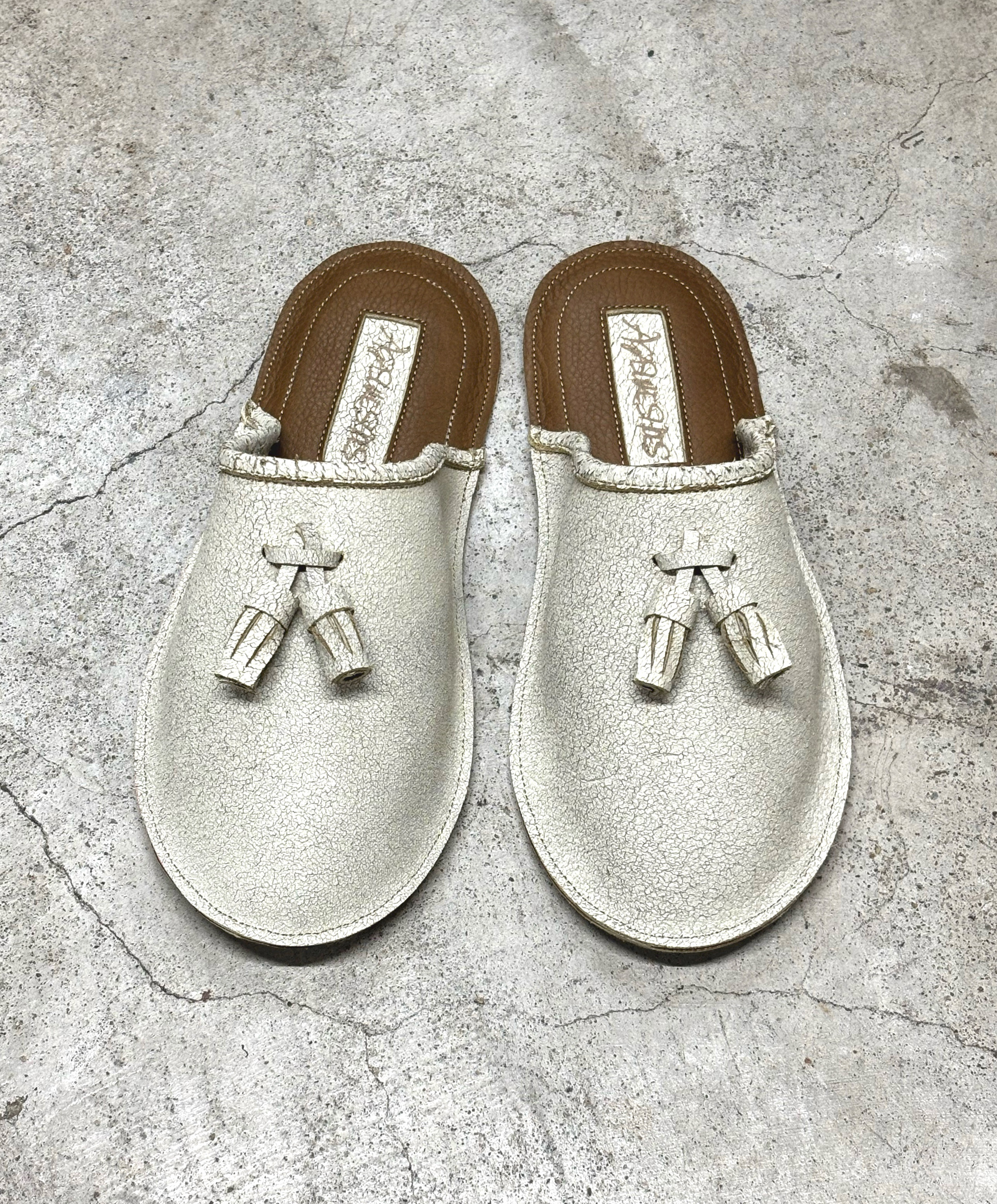 タッセル付きレザースリッパ　白砂✖️カーキ（選べるタッセル　単色/コンビ）