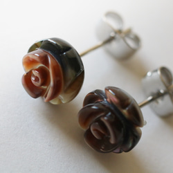 【補貨】玫瑰形黑色貝殼耳環（8毫米，醫用不鏽鋼） 第3張的照片