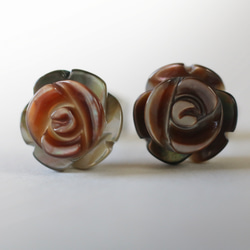 【補貨】玫瑰形黑色貝殼耳環（8毫米，醫用不鏽鋼） 第7張的照片