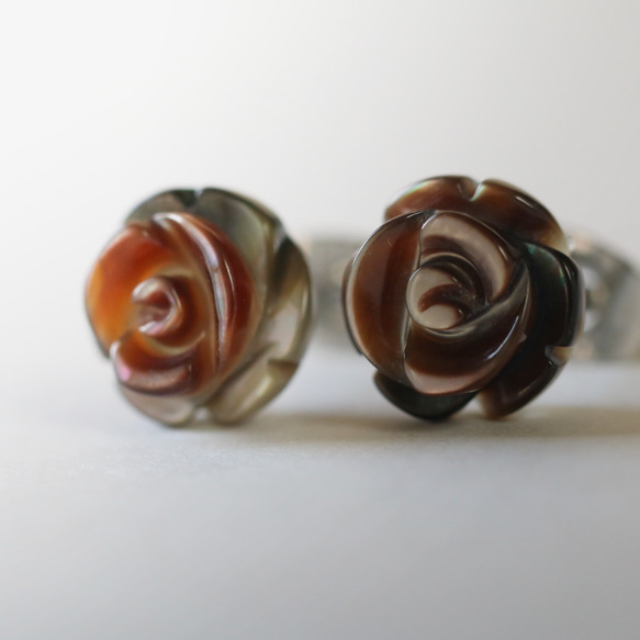 【補貨】玫瑰形黑色貝殼耳環（8毫米，醫用不鏽鋼） 第1張的照片