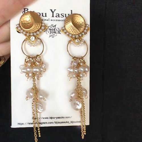 ふわふわ　ボタン　ピアス　イヤリング　ゴールド　白　ハンドメイド　アクセサリー 結婚式 お呼ばれ ブライダルアクセサリー ゴールド ヴインテージ