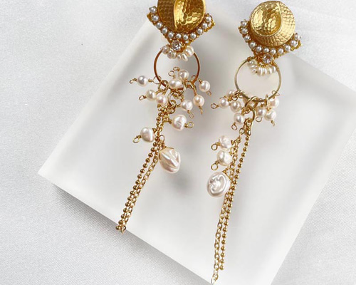 ふわふわ　ボタン　ピアス　イヤリング　ゴールド　白　ハンドメイド　アクセサリー 結婚式 お呼ばれ ブライダルアクセサリー ゴールド ヴインテージ