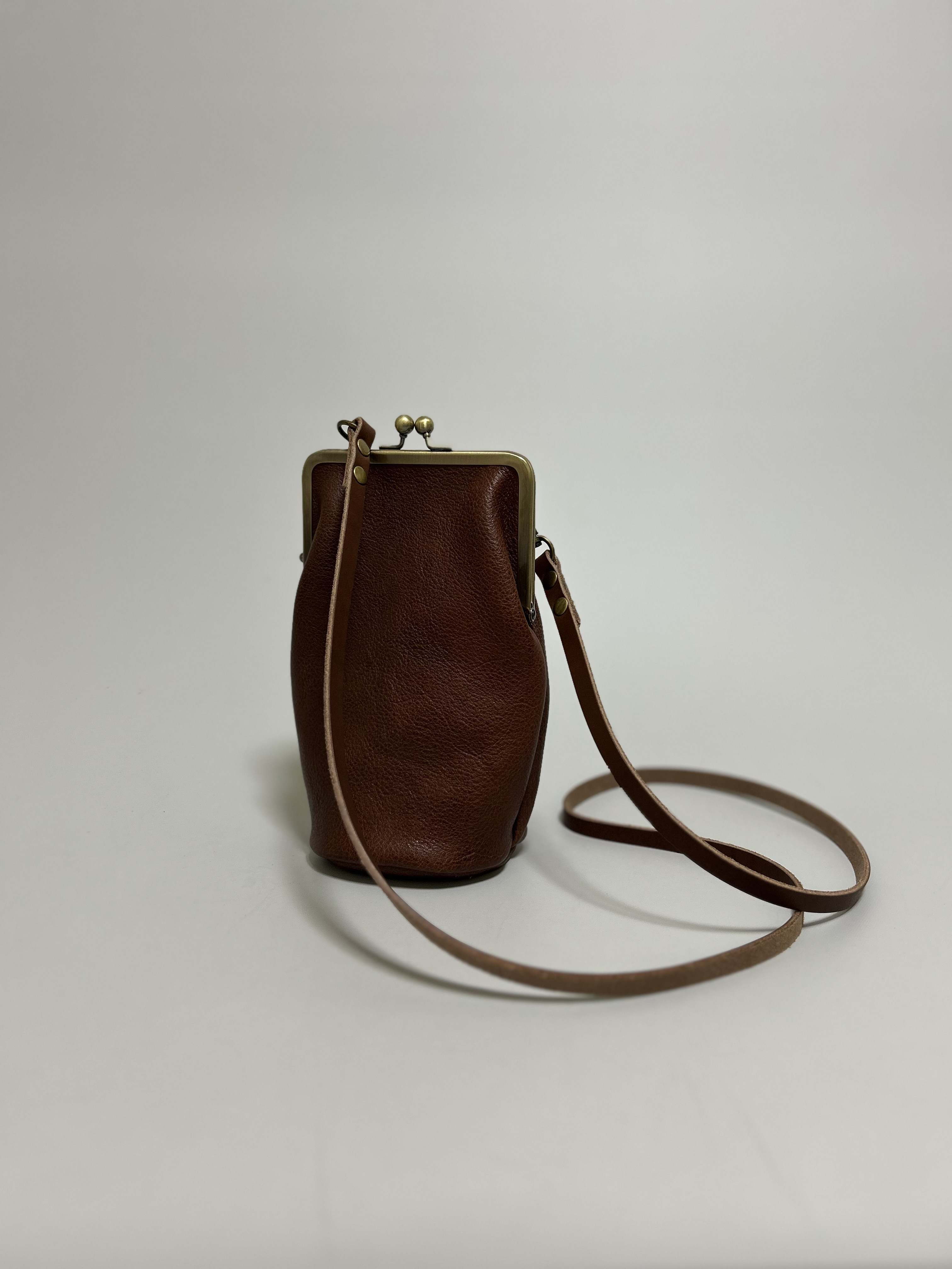 姫路レザー底丸がま口ポシェット◆焦げ茶　サコッシュ　スマホショルダー　スマホポシェット　ショルダーバック　新作クリスマス