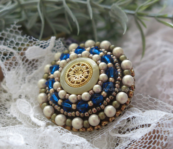 マリンゴールド ボタンビーズ刺繍のブローチ＊ichico ブローチ
