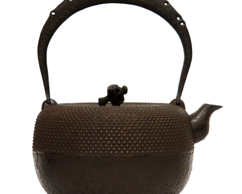 未使用品　南部岩鋳四代目清末作 　真作保証　１８型九重アラレ　南部鉄瓶 岩鋳（IWACHU） 鉄瓶18型 万代アラレ 直火専用 1800ml（1.8L） ( 岩鋳