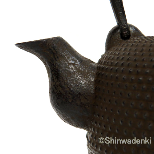 未使用品　南部岩鋳四代目清末作 　真作保証　１８型九重アラレ　南部鉄瓶 岩鋳（IWACHU） 鉄瓶18型 万代アラレ 直火専用 1800ml（1.8L） ( 岩鋳