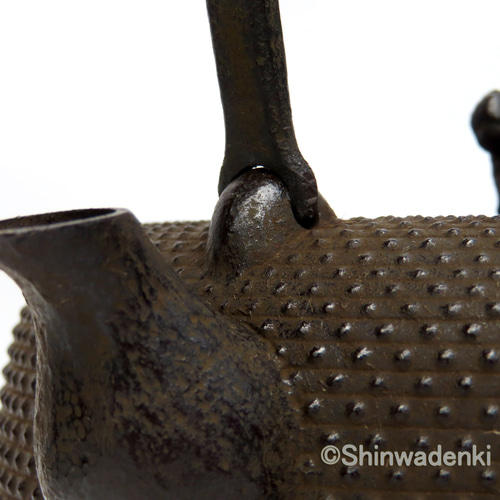 未使用品　南部岩鋳四代目清末作 　真作保証　１８型九重アラレ　南部鉄瓶 岩鋳（IWACHU） 鉄瓶18型 万代アラレ 直火専用 1800ml（1.8L） ( 岩鋳