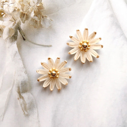 マーガレットピアス　片耳　花芯黄&花びら白 マーガレット ピアス・イヤリング＊ホワイト ピアス（スタッド