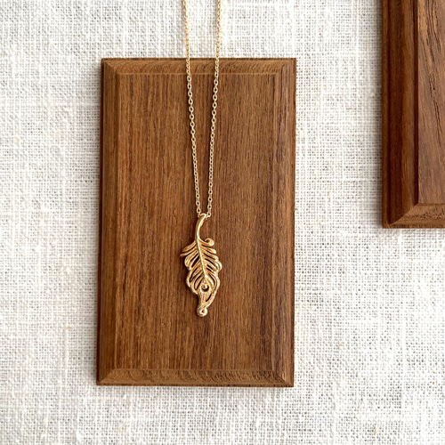 ピーコックフェザーモチーフペンダント ネックレス・ペンダント mone  