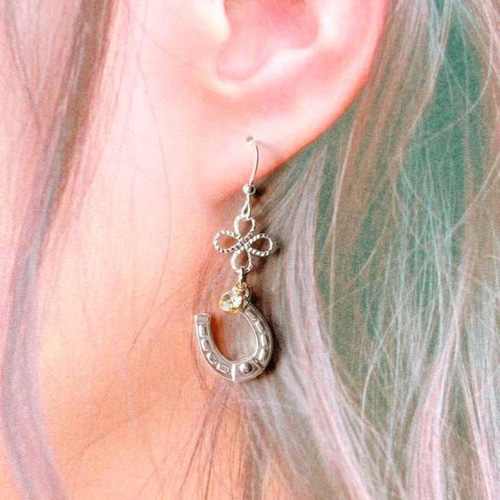 No.1563】馬 蹄鉄 ホワイトシルバー ピアスA（クローバーver.） ピアス 