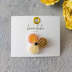 ビーズ刺繍のピンバッジ　黄色のお花 2枚目の画像