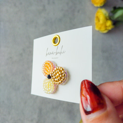 ビーズ刺繍のピンバッジ　黄色のお花 4枚目の画像