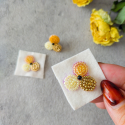 ビーズ刺繍のピンバッジ　黄色のお花 10枚目の画像