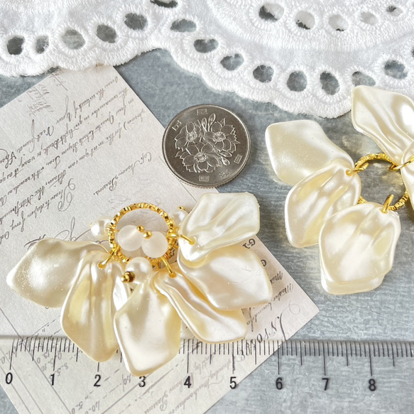 ４pcs★ charm・hanabira pearl tassel・white（花びらタッセルチャーム） 5枚目の画像